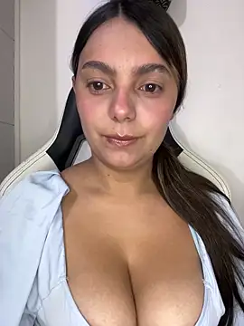 Snapshot of SOFIA_BRIZZ chatting on April 6, 2026, 8:04 am SOFIA BRIZZ online show from April 6, 2026, 8:04 am