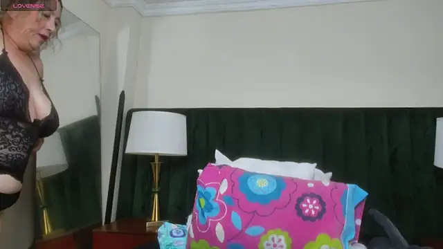 Snapshot of RoxanneSquirt chatting on May 16, 2026, 12:07 am RoxanneSquirt online show from May 16, 2026, 12:07 am