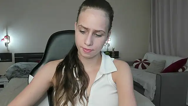 Snapshot of LoveBettie chatting on July 7, 2026, 3:27 pm LoveBettie online show from July 7, 2026, 3:27 pm