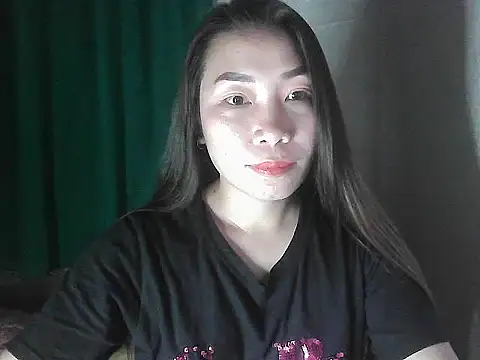 Snapshot of flower_girl25 chatting on April 1, 2026, 7:33 pm flower girl25 online show from April 1, 2026, 7:33 pm
