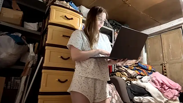 Snapshot of VelvetNoirra chatting on April 4, 2026, 2:25 pm VelvetNoirra online show from April 4, 2026, 2:25 pm