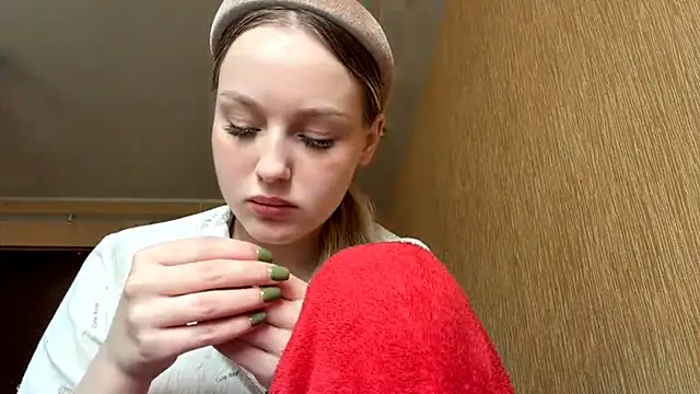 Snapshot of ElvieTribou chatting on April 7, 2026, 8:15 am ElvieTribou online show from April 7, 2026, 8:15 am