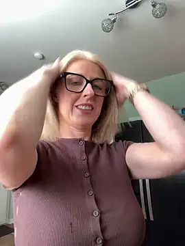 Snapshot of Laylaskyexx chatting on April 13, 2026, 9:48 am Laylaskyexx online show from April 13, 2026, 9:48 am