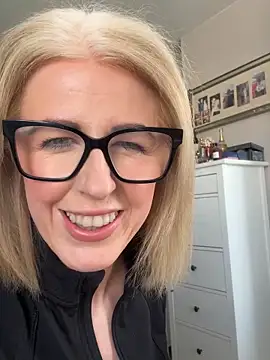 Snapshot of Laylaskyexx chatting on April 14, 2026, 10:32 am Laylaskyexx online show from April 14, 2026, 10:32 am