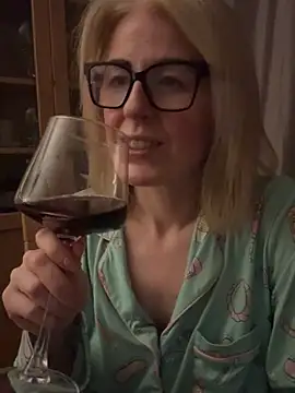 Snapshot of Laylaskyexx chatting on April 15, 2026, 9:26 pm Laylaskyexx online show from April 15, 2026, 9:26 pm