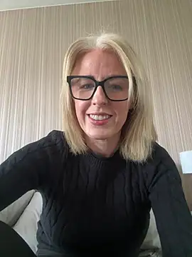 Snapshot of Laylaskyexx chatting on April 16, 2026, 9:43 am Laylaskyexx online show from April 16, 2026, 9:43 am