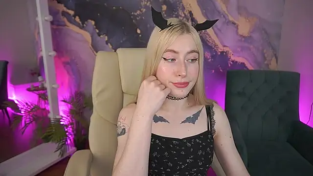 MelaniiePlay online show from May 25, 2026, 1:17 pm