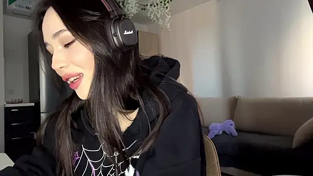 Elizabetswan online show from April 12, 2026, 1:38 pm