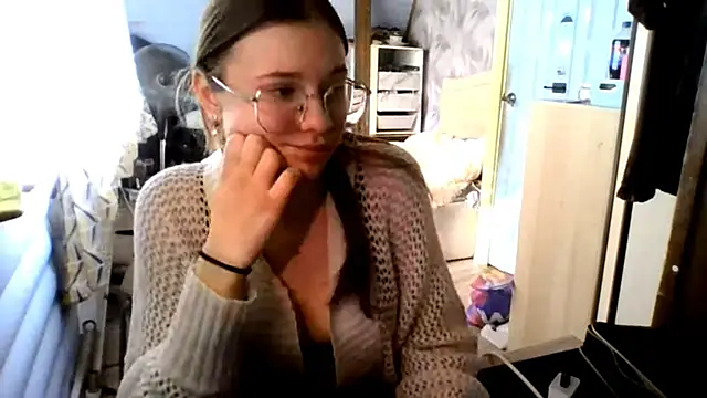 Snapshot of IdaMicari chatting on April 4, 2026, 12:46 pm IdaMicari online show from April 4, 2026, 12:46 pm