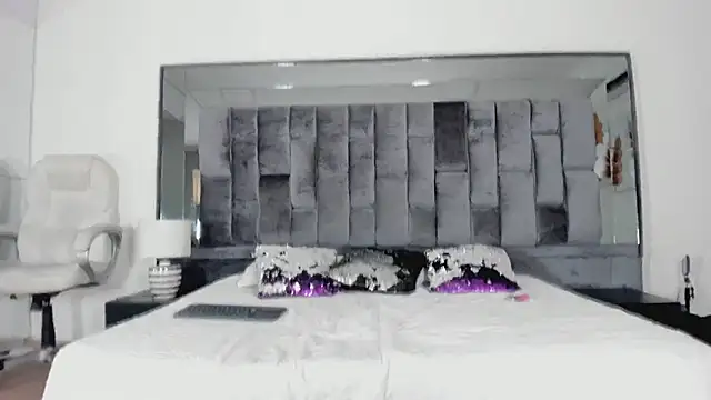 Ashly bloom  online show from April 15, 2026, 3:13 am