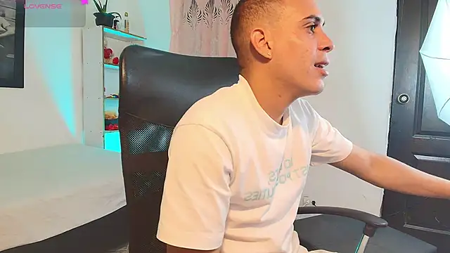 Snapshot of Axel__fierro chatting on April 4, 2026, 10:51 pm Axel fierro online show from April 4, 2026, 10:51 pm