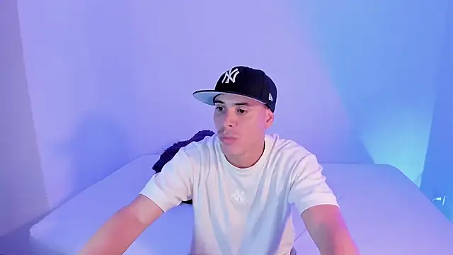 Snapshot of Axel__fierro chatting on April 6, 2026, 7:48 pm Axel fierro online show from April 6, 2026, 7:48 pm