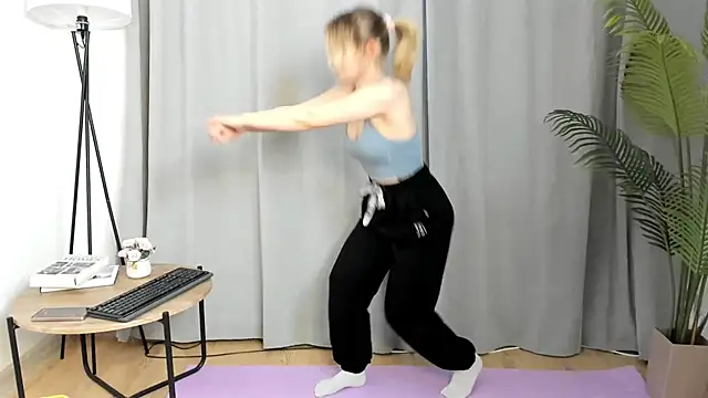 RoxieKaus online show from April 7, 2026, 6:25 am