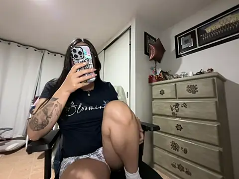 vampiralatina online show from May 24, 2026, 4:28 am