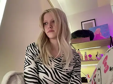 Snapshot of StellinaLuna chatting on April 14, 2026, 4:02 pm StellinaLuna online show from April 14, 2026, 4:02 pm