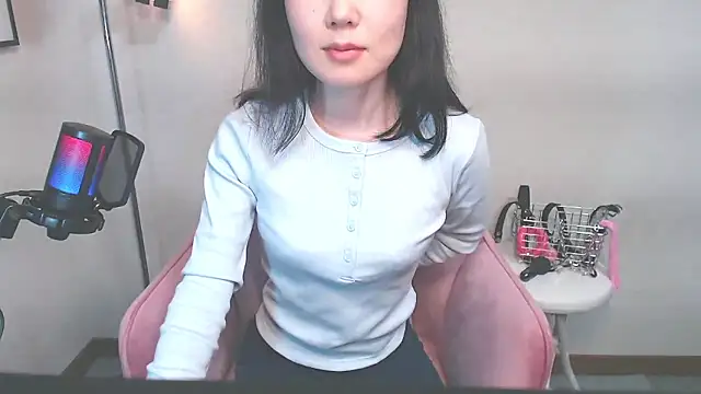 Snapshot of Miachan_01 chatting on April 13, 2026, 12:27 am Miachan 01 online show from April 13, 2026, 12:27 am