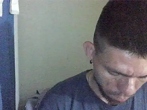 Snapshot of thomas2wood chatting on May 24, 2026, 2:38 am thomas2wood online show from May 24, 2026, 2:38 am