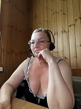 White-Chocolatte online show from May 7, 2026, 1:05 pm