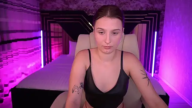 VikVikLove online show from June 25, 2026, 7:29 pm