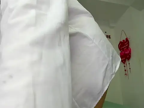 Carolinaa-03 online show from April 9, 2026, 11:43 pm