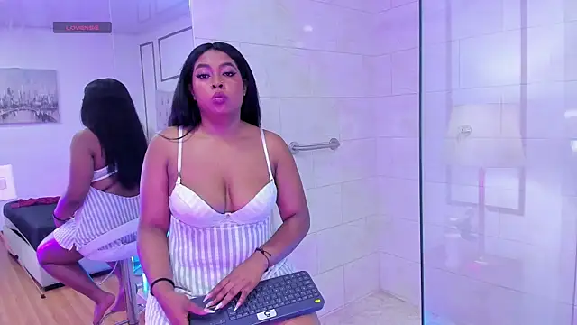 NatashaLuxy online show from May 5, 2026, 4:04 pm