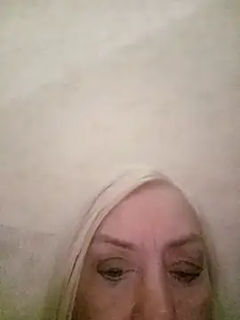 Julia20X online show from April 11, 2026, 7:40 pm