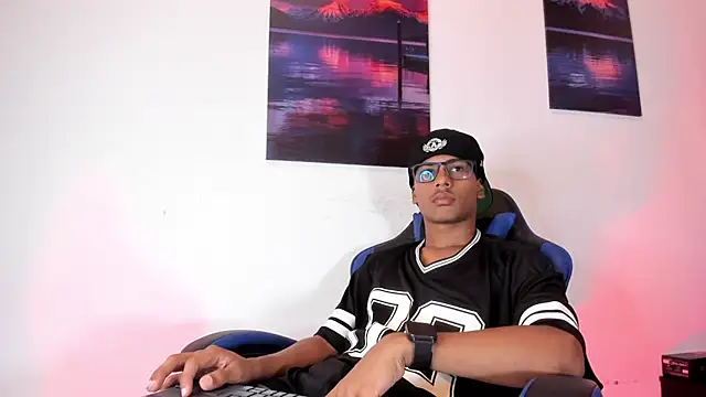 Snapshot of LiamKron chatting on July 13, 2026, 11:13 am LiamKron online show from July 13, 2026, 11:13 am