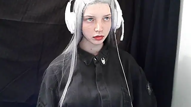 Crimson Lady online show from May 26, 2026, 6:04 pm