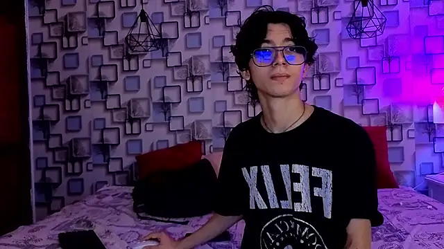 Snapshot of Twink_Sebas7 chatting on May 24, 2026, 12:21 pm Twink Sebas7 online show from May 24, 2026, 12:21 pm