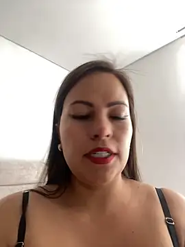 Snapshot of MIA_ROSSEEE chatting on June 24, 2026, 7:35 pm MIA ROSSEEE online show from June 24, 2026, 7:35 pm