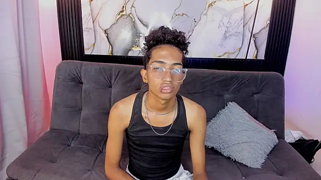 triiangel latinboy online show from May 22, 2026, 12:44 pm