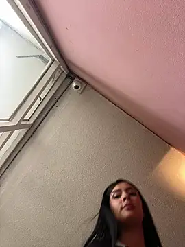 AlanaMartinez Pink online show from April 29, 2026, 9:32 pm