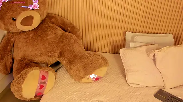 Snapshot of SamanthaBloom chatting on April 11, 2026, 8:24 pm SamanthaBloom online show from April 11, 2026, 8:24 pm