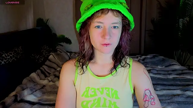 Snapshot of Ricki_Bloom chatting on July 15, 2026, 1:11 am Ricki Bloom online show from July 15, 2026, 1:11 am