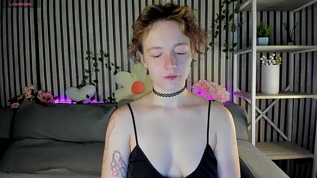 Snapshot of Ricki_Bloom chatting on July 16, 2026, 1:11 am Ricki Bloom online show from July 16, 2026, 1:11 am