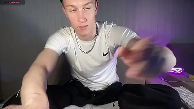 Snapshot of Travis_Gracile chatting on June 19, 2026, 9:02 am Travis Gracile online show from June 19, 2026, 9:02 am