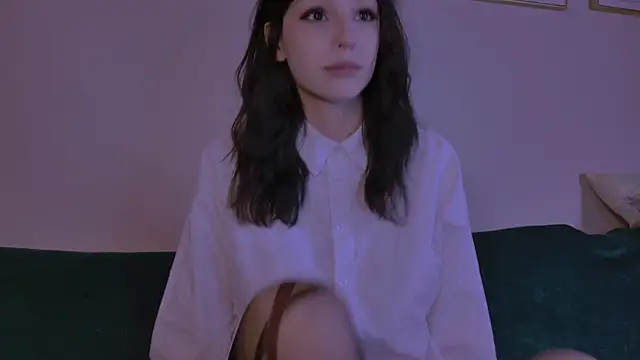 claire bennett  online show from April 14, 2026, 1:33 am