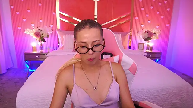 DoveLovee online show from June 23, 2026, 12:03 pm