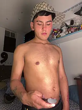 Noah  hot18 online show from April 18, 2026, 10:21 pm