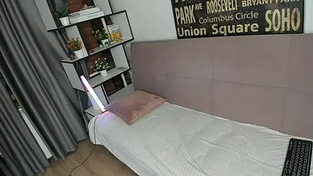 TwinkWhite online show from May 18, 2026, 9:09 pm