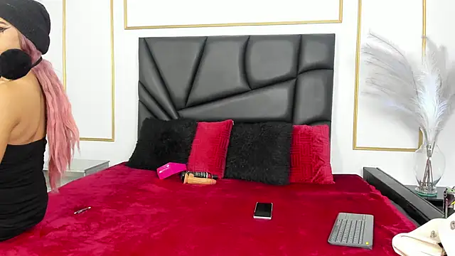 Snapshot of Flor_pink chatting on April 15, 2026, 3:35 am Flor pink online show from April 15, 2026, 3:35 am