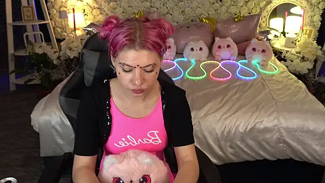 PinkyTrix online show from May 7, 2026, 6:57 pm
