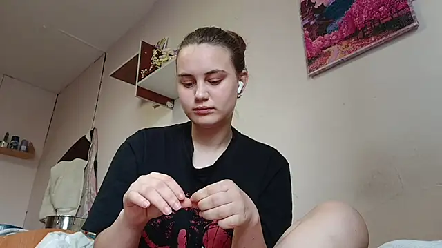 Snapshot of RoxanneStuard chatting on April 14, 2026, 9:04 am RoxanneStuard online show from April 14, 2026, 9:04 am