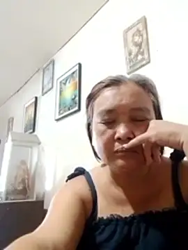 jeanyummytits online show from April 29, 2026, 10:38 pm