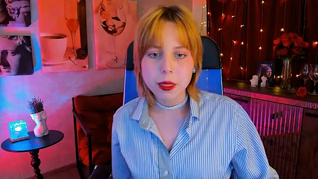 VivienneHebert online show from April 18, 2026, 2:32 pm