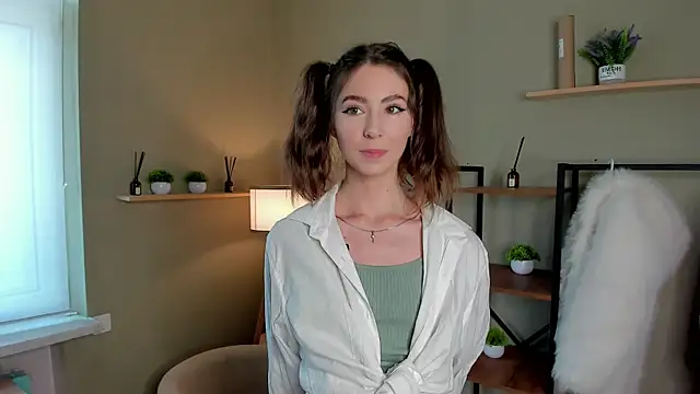 Peaches Peaches online show from May 18, 2026, 10:43 am