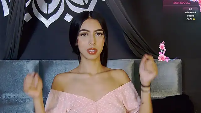 Snapshot of Mia_Gloww_ chatting on May 6, 2026, 10:04 pm Mia Gloww online show from May 6, 2026, 10:04 pm