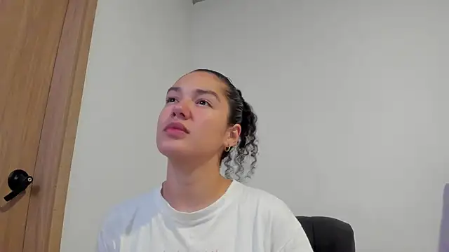MiaRouseex online show from May 19, 2026, 4:19 am