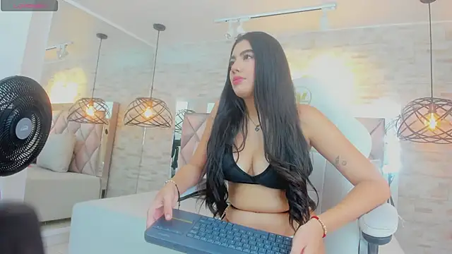 hazel nyxx online show from April 16, 2026, 3:40 am