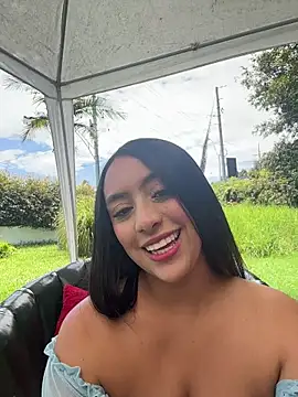 JuliettaGmz online show from May 22, 2026, 4:56 pm